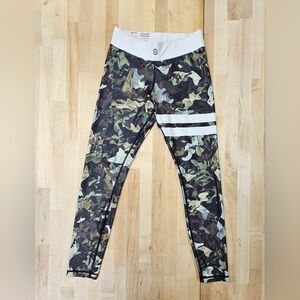 Stronger the label Women’s Medium Camouflage leggings Workout Fitness Gym Green